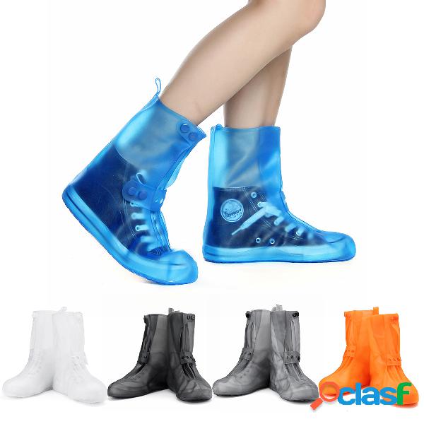 As botas de chuva cobrem homens e mulheres da moda sapatos