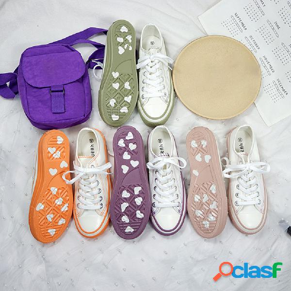 As mulheres atam o amor sapatos de decoração apartamentos