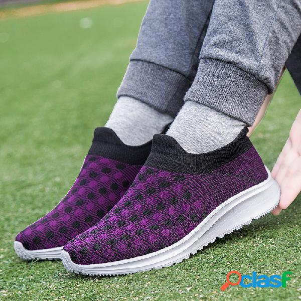 As mulheres dot deslizamento de malha respirável em sapatos