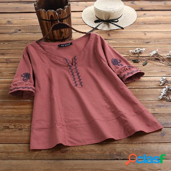 Blusa com bordado floral com decote em V e meia manga