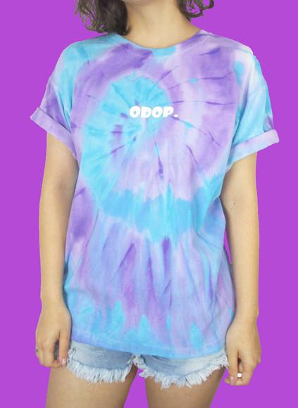 Camiseta Tie Dye roxa e azul