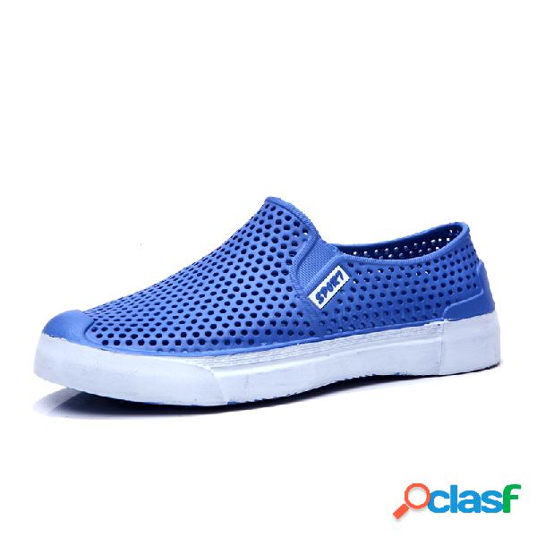Deslizamento leve de homens em sapatos casuais de água com