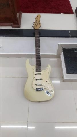 Guitarra branca strinberb para reutilizar