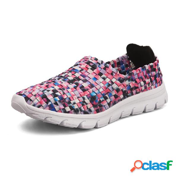 Mulheres Colorful malha esporte andando deslizamento em