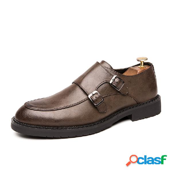 Os homens elegantes sapatos de monge duplo deslizam sobre