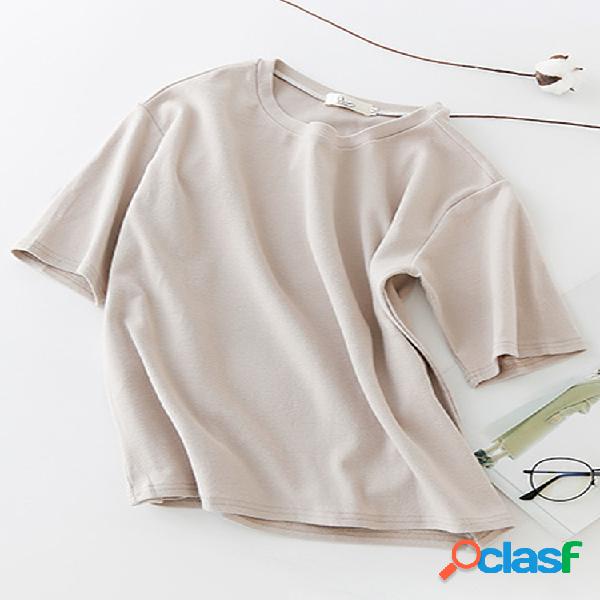 T-shirt de manga curta de cor sólida com fundo casual