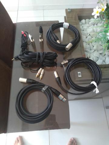 Vários cabos e plugs