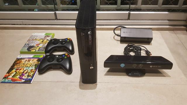 Xbox 360 E + Kinect + 02 Controles sem Fio + 02 Jogos