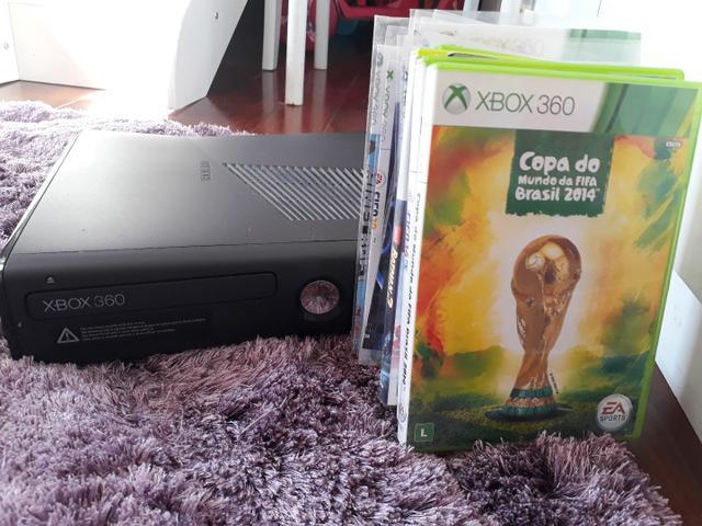 Xbox 360 com Kinect e 14 jogos.