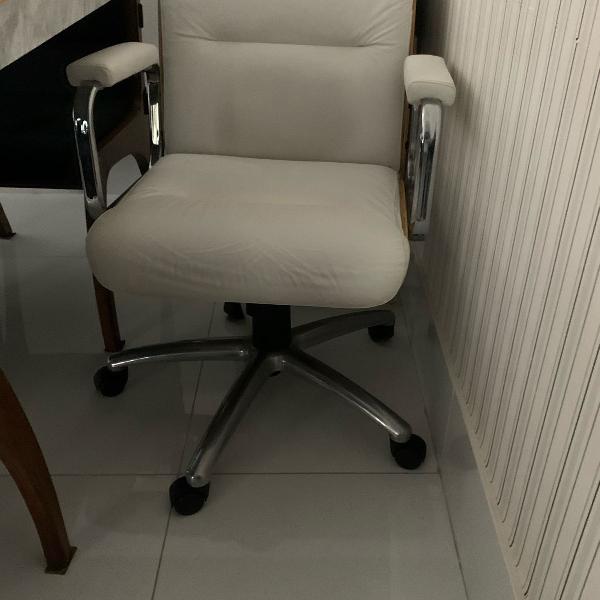 cadeira de couro branca e madeira na clara