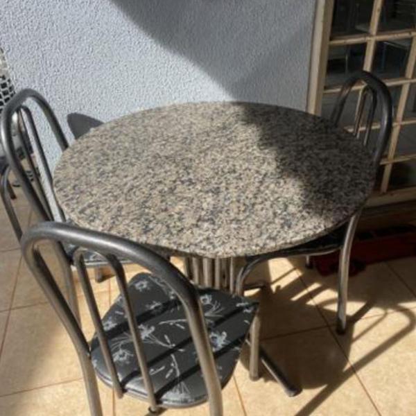 mesa de mármore com cadeiras