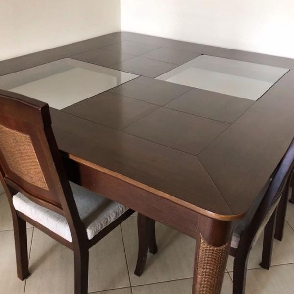 mesa quadrada com 4 cadeiras