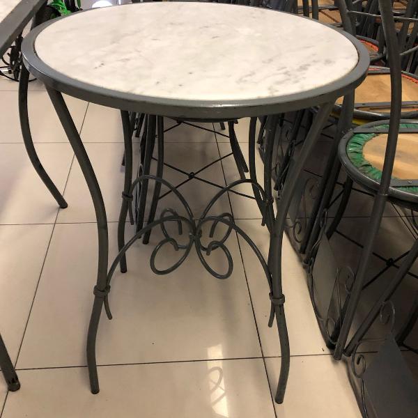 mesa redonda de ferro com tampo de mármore