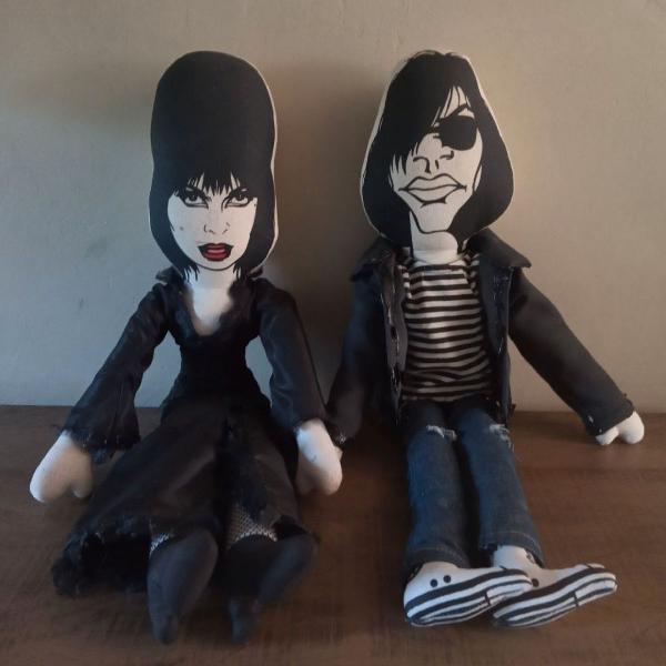 Bonecos Elvira e Joey Ramone