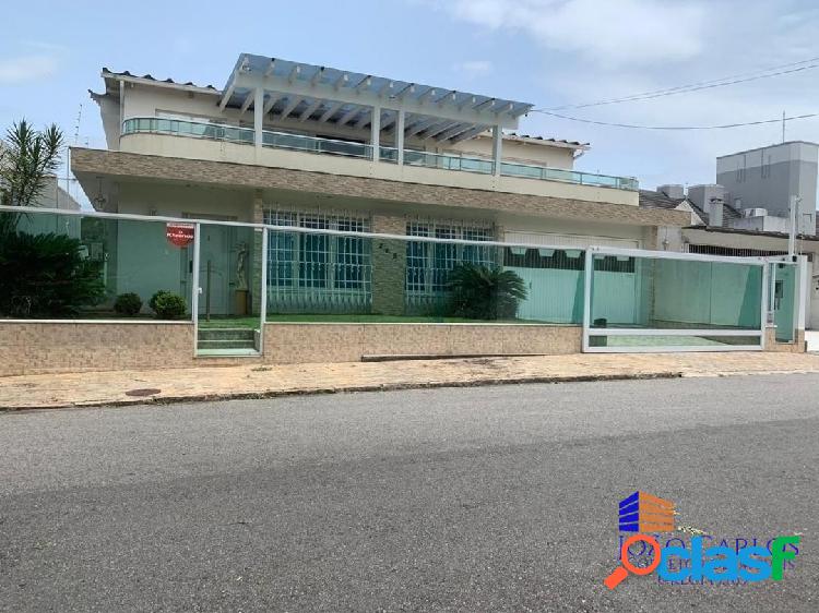 Casa com 3 pavimentos, Coqueiros. Alto Padrão.