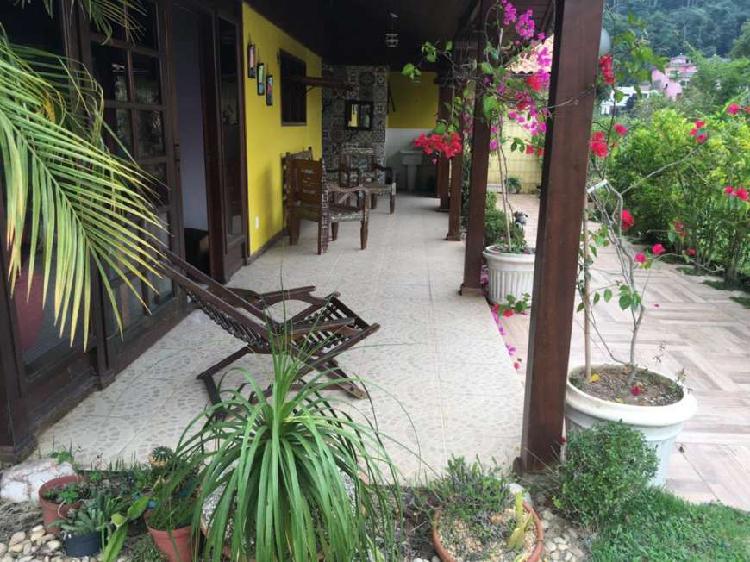 Casa para venda possui 250 metros quadrados com 3 quartos em