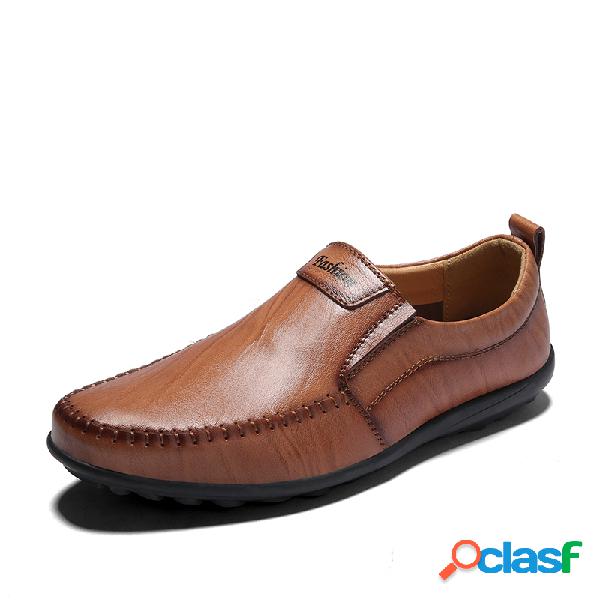 Deslizamento macio confortável dos homens em mocassins de