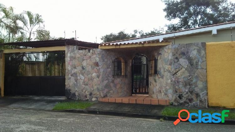 En venta casa tipo colonial 547m2 en Colinas de Guataparo -