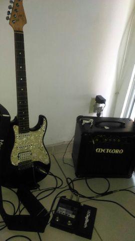 Guitarra Tagima, pedaleira Digitech e caixa meteoro