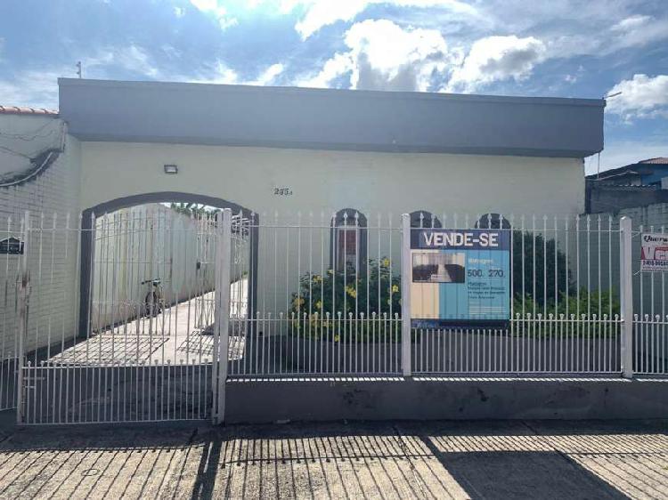 Casa para venda tem 271 metros quadrados com 2 quartos em