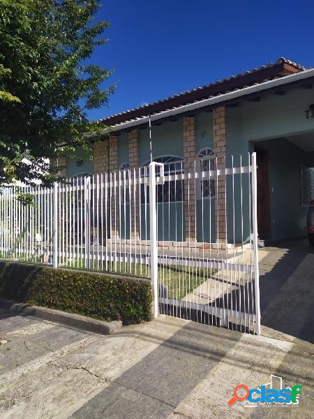 VENDE-SE EXCELENTE CASA NO JARDIM CENTENÁRIO.