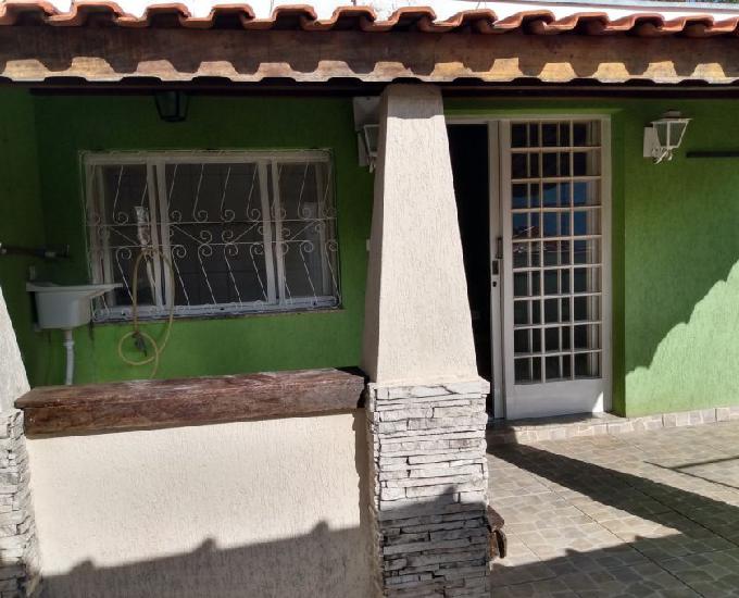 Aluga-se casa dos fundos