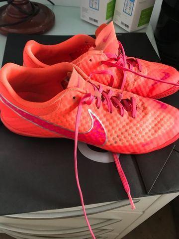 Chuteira Nike Futsal - Laranja e Rosa