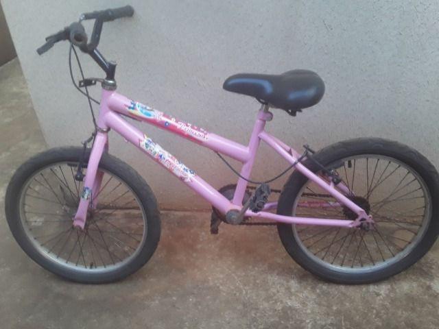 Vende-se uma bicicleta de menina