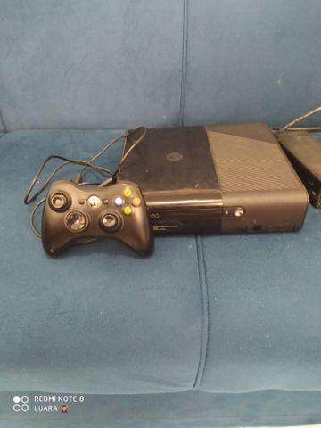 Xbox com um controle todo bom pegar tudo...