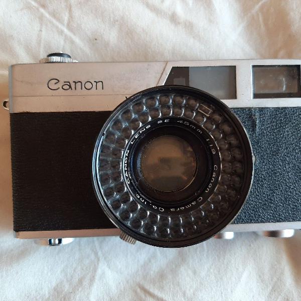 câmera vintage canon com capa