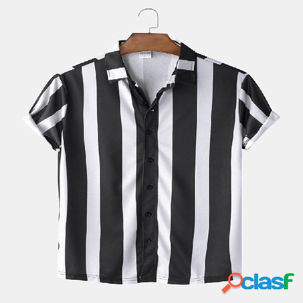 A listra preto e branco dos homens imprimiu camisas de manga