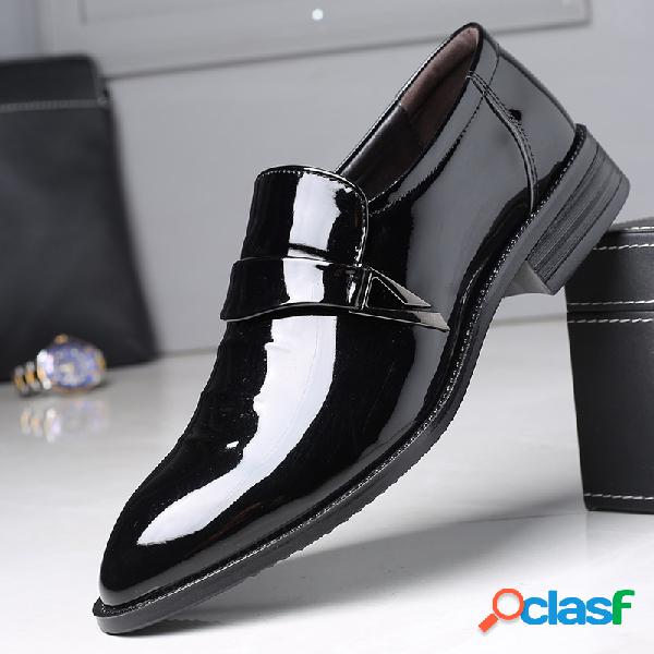 Homens dedo apontado deslizamento em sapatos casuais de