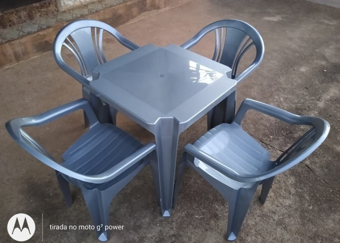 Mesas e cadeiras plásticas cor Inox