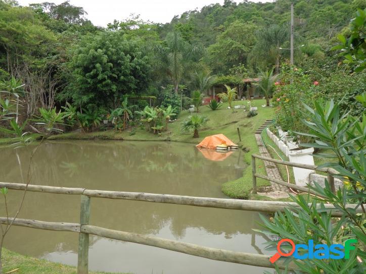 Vende-se linda chácara c/ churrasqueira, lago e pomar