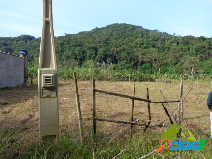 Vende-se linda chácara plana cercada c/ pomar e rio