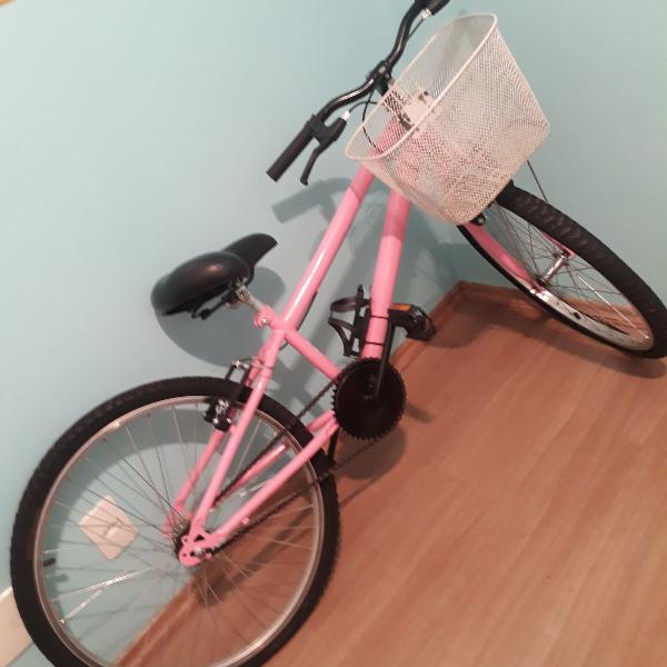 Bicicleta rosa com cesto