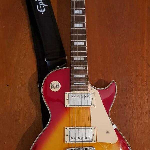 Guitarra Les Paul com amplificador e pedal