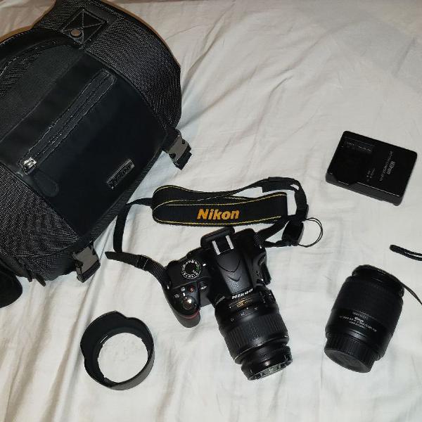 Máquina fotográfica Nikon D3200 com 2 lentes, bolsa e