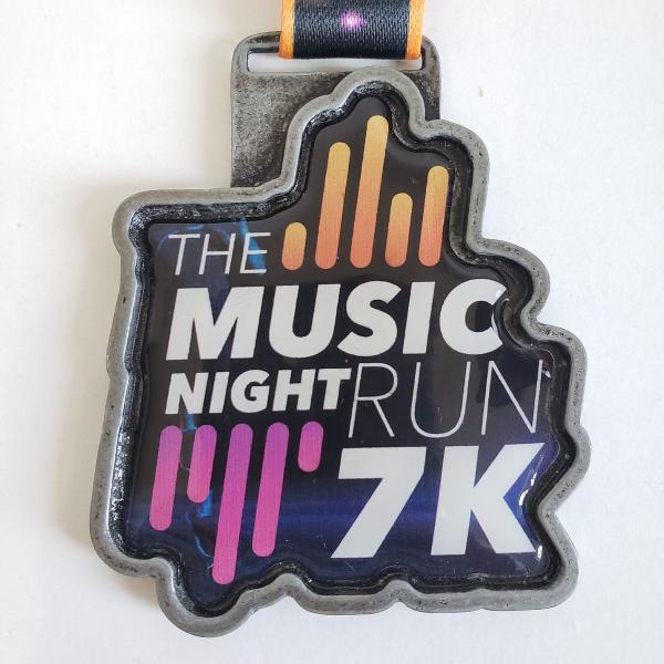 medalha corrida the music night run