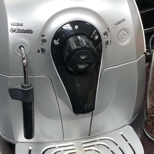 máquina de café em grãos saeco prateada