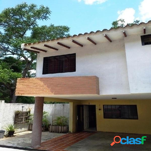 120/77 SE VENDE TOWN HOUSE EN LA ENTRADA, CONJ. RES. LOS