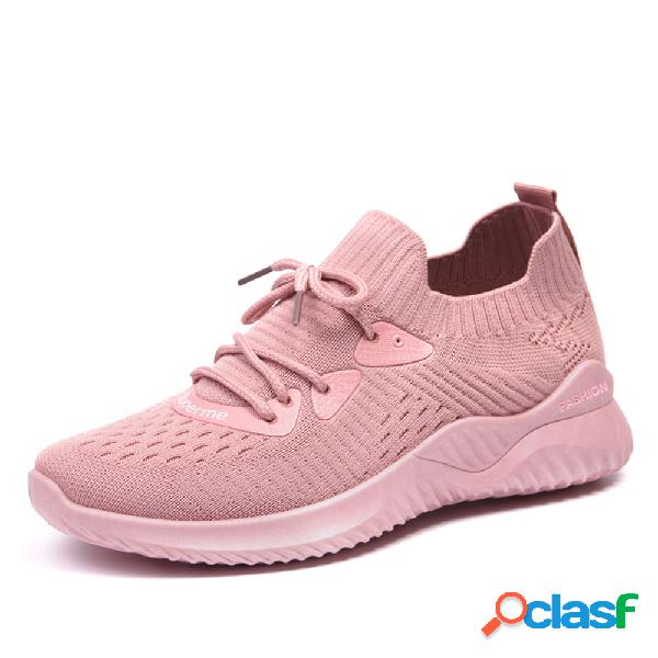 Deslizamento de corrida de malha de mulheres em sapatos