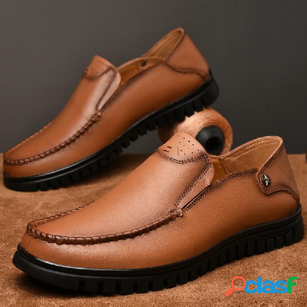 Deslizamento de couro de vaca para homem em sapatos de couro