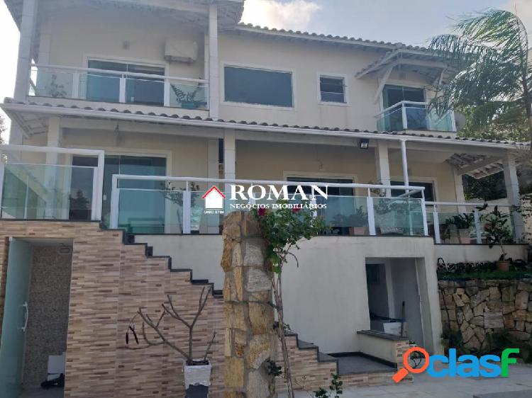 Linda casa triplex em condomínio fechado.