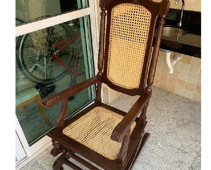 Cadeira de balanço de madeira com molas, em ótimo estado