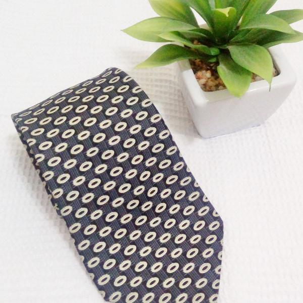 Gravata preta com listas azul petróleo e detalhes em creme