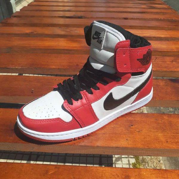 Tênis Nike Jordan branco e vermelho 42