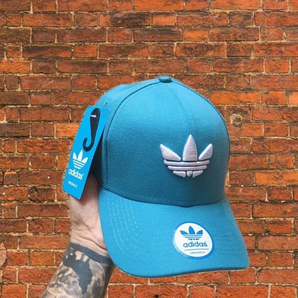 boné adidas logo