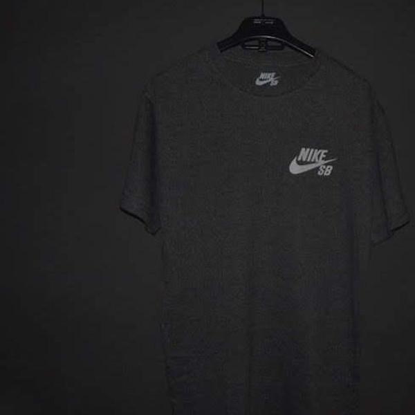 camiseta nike sb cinza