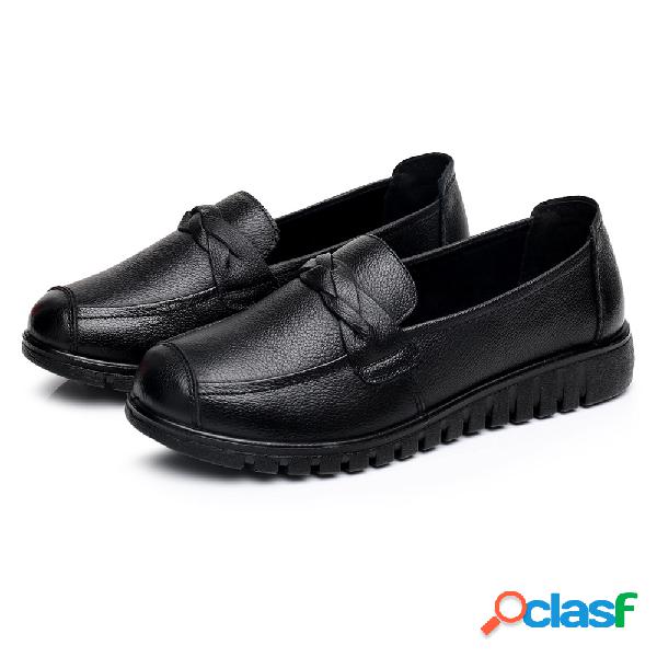 Deslizamento preto da costura em mocassins lisos do trabalho